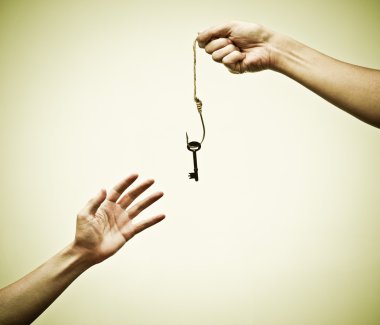 bir anahtar almaya çalışırken el