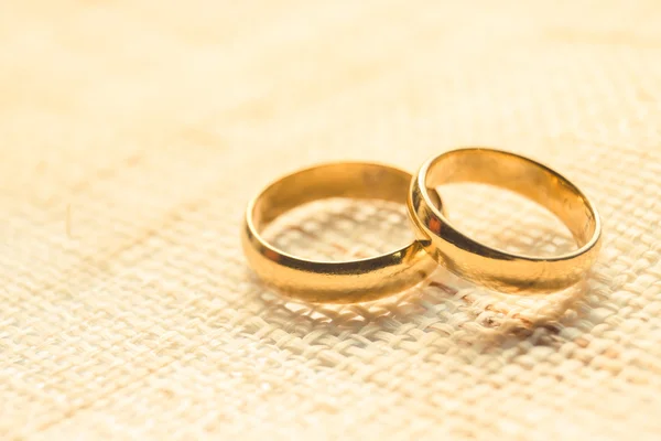 Anillos de boda en textura de tela — Foto de Stock