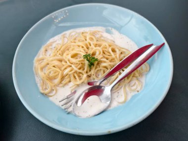 Tabakta Carbonara spagettisi, yakın çekim.