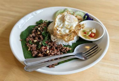 Meşhur baharatlı Tayland yemeği Phat kaphrao 