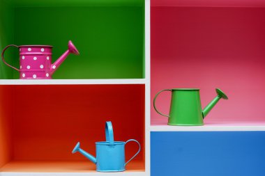 Sulama tenekeleri renkli raf