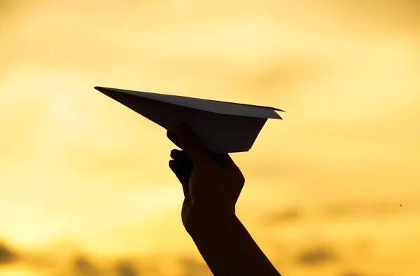 Mano in possesso di un piano di carta — Foto Stock