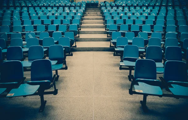 Cadeiras de aula em uma sala de aula — Fotografia de Stock