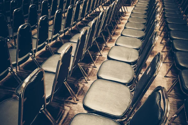 Chaises de conférence dans une salle de classe — Photo