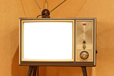 beyaz ekran ile eski televizyon