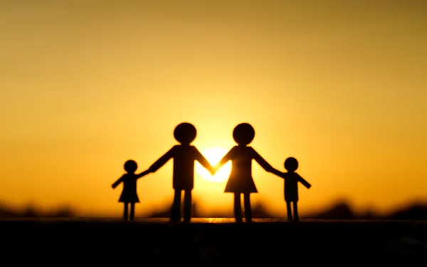 Паперовий зріз сім'ї і з фоном заходу сонця — стокове фото