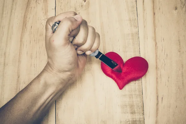 Couteau poignardant dans un cœur rouge — Photo