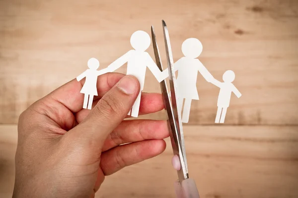 Scissors cutting paper cut of family — Stock Photo, Image