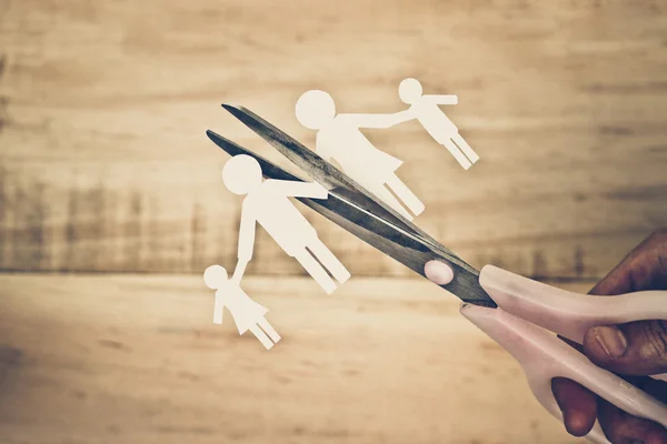 Scissors cutting paper cut of family — Stockfoto