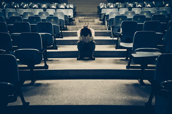 Umutsuzca oturan işadamı