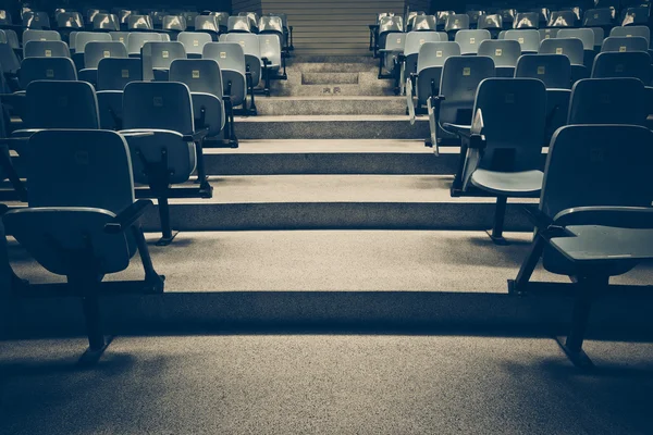 Cadeiras de aula em uma sala de aula — Fotografia de Stock