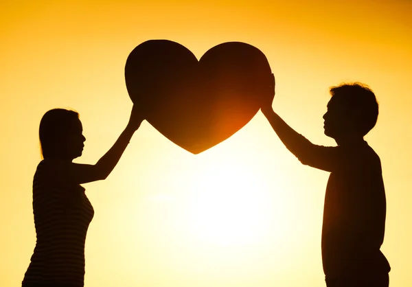 Férfi és a nő, kezében egy szív együtt — Stock Fotó
