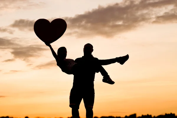 Hombre sosteniendo a su novia — Foto de Stock