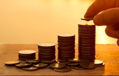 bir grafik düzenlenmiş sikke yığını üzerinde sikke