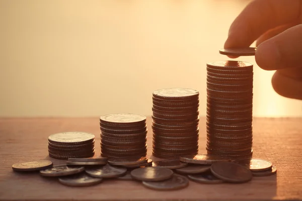 Coin op stapels munten gerangschikt als een grafiek — Stockfoto