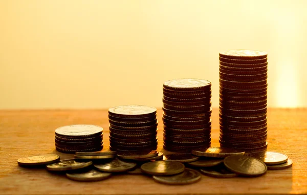 Moneda en pilas de monedas dispuestas como un gráfico — Foto de Stock