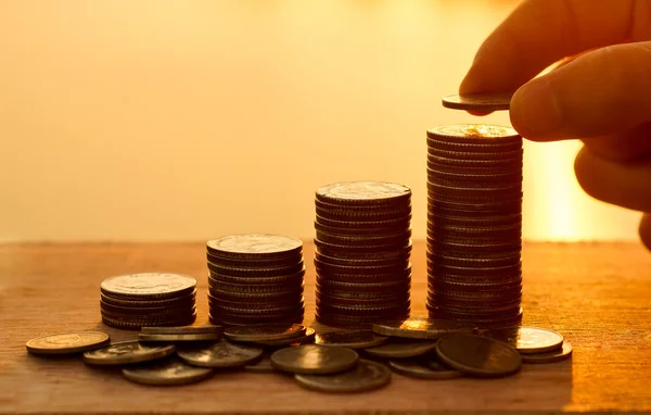 Moeda em pilhas de moedas dispostas como um gráfico — Fotografia de Stock