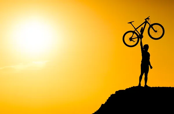 Silhuetten av en mountain bike cyklist — Stockfoto