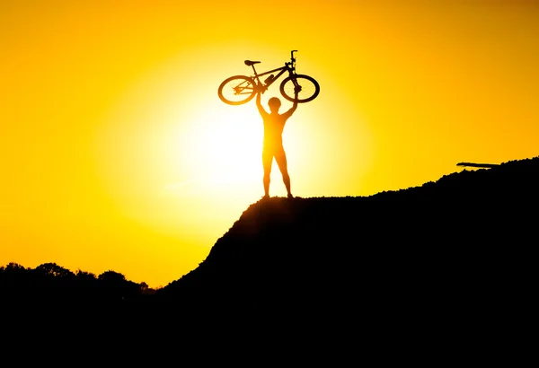 Silhueta de um ciclista de bicicleta de montanha — Fotografia de Stock