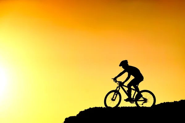Mountain bike cyklist ridning på berget — Stockfoto