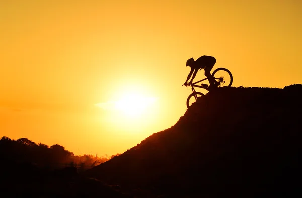 Mountain bike cyclist riding on the mountain — Stock Photo, Image