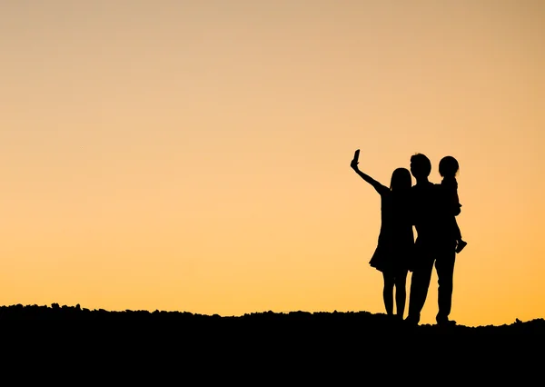 Rodina dělá selfie siluetu — Stock fotografie