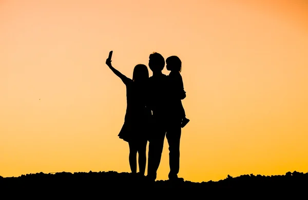 Keluarga melakukan selfie siluet — Stok Foto