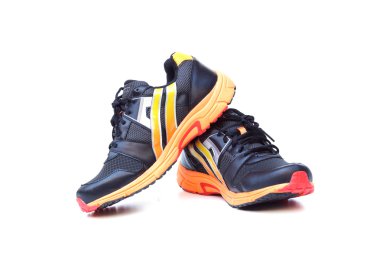 siyah ve turuncu renklerde koşu ayakkabıları