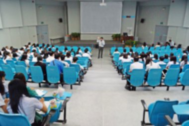 Üniversite öğrencileri büyük konferans odasında