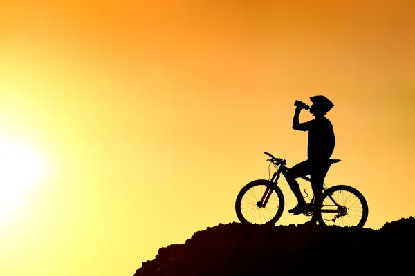 Silhueta de um ciclista de bicicleta de montanha — Fotografia de Stock
