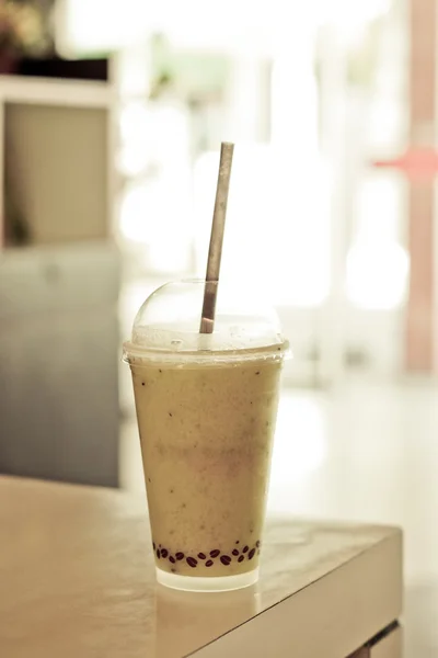 Café frio em uma xícara de plástico — Fotografia de Stock