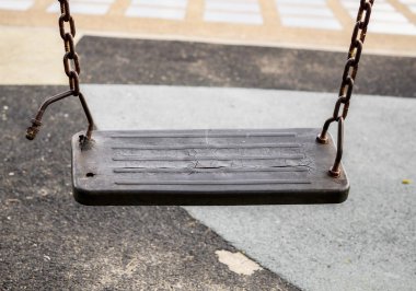 Kırık zincir salıncak