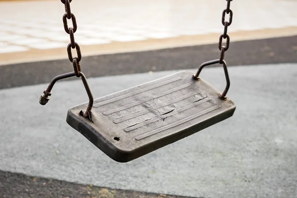 Broken chain swing — Stock Photo, Image