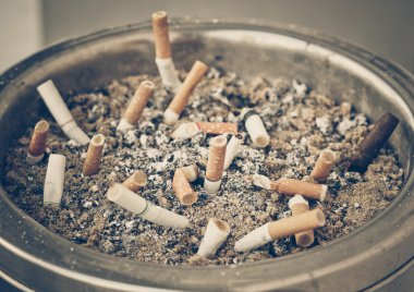 Açık havada kül tablası içinde sigara