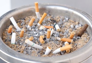 Açık havada kül tablası içinde sigara