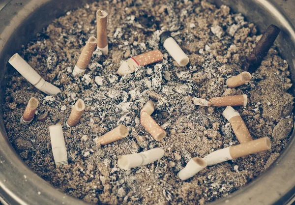 香烟在户外烟灰缸 — 图库照片
