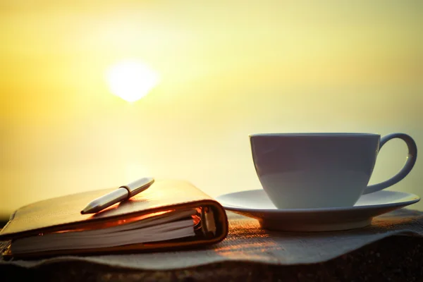 Silhuetter av sunrise morgonkaffe — Stockfoto