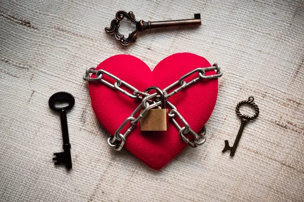 A heart tied with chains and lock — Stock Photo, Image