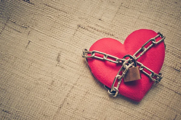 A heart tied with chains and lock — Stock Photo, Image