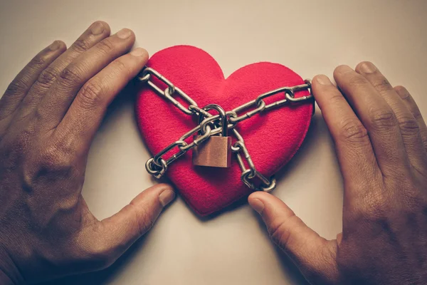 Um coração amarrado com correntes e fechaduras — Fotografia de Stock