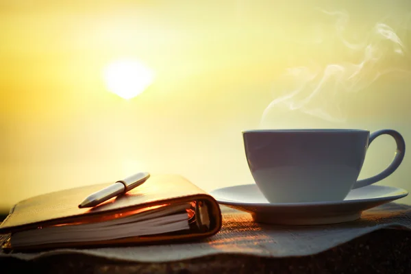 Silhuetter av sunrise morgonkaffe — Stockfoto