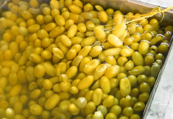 Gele zijde cocons koken — Stockfoto