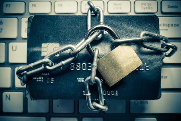 Cartões de crédito e bloqueio de segurança — Fotografia de Stock