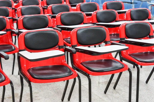 Κόκκινο διάλεξη καρέκλες — Φωτογραφία Αρχείου