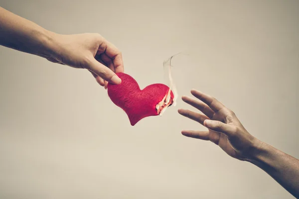 Händer dela hjärta i brand — Stockfoto