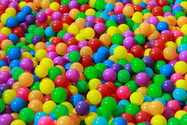 Färg plast bollar — Stockfoto