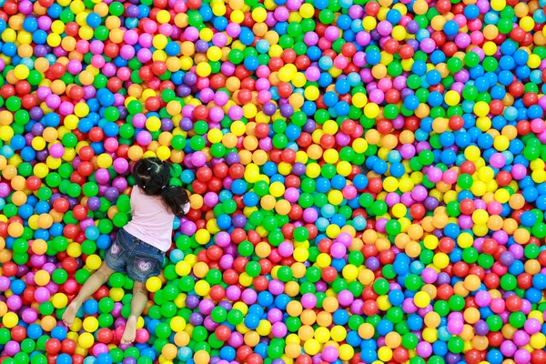 Spela på färgglada bollar — Stockfoto