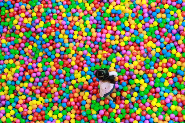 Flicka i fältet färg bollar — Stockfoto
