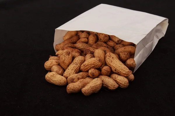 Jordnötter från väska Royaltyfria Stockfoton