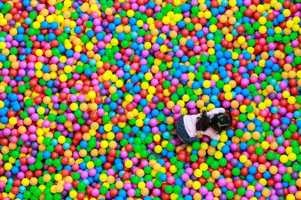 Spela på färgglada bollar Stockfoto